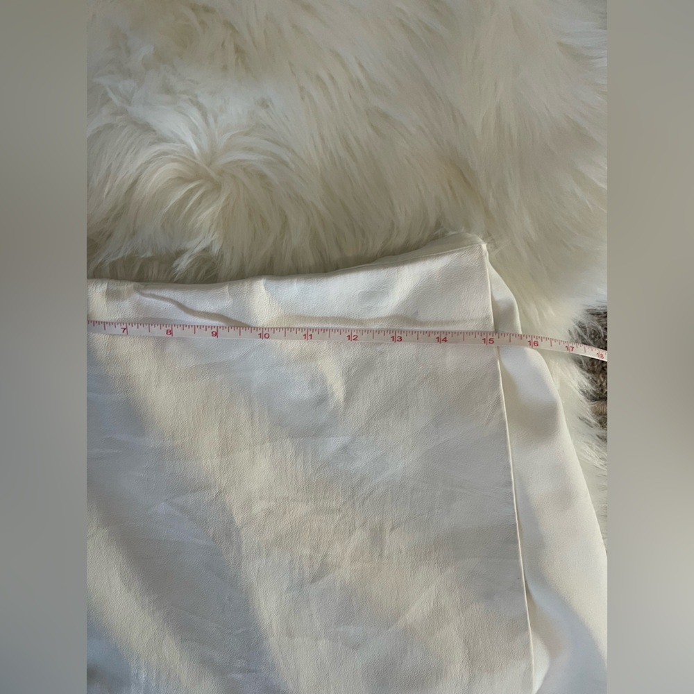 Alice + Olivia faux leather skort size 10 color white - Picture 7 of 9